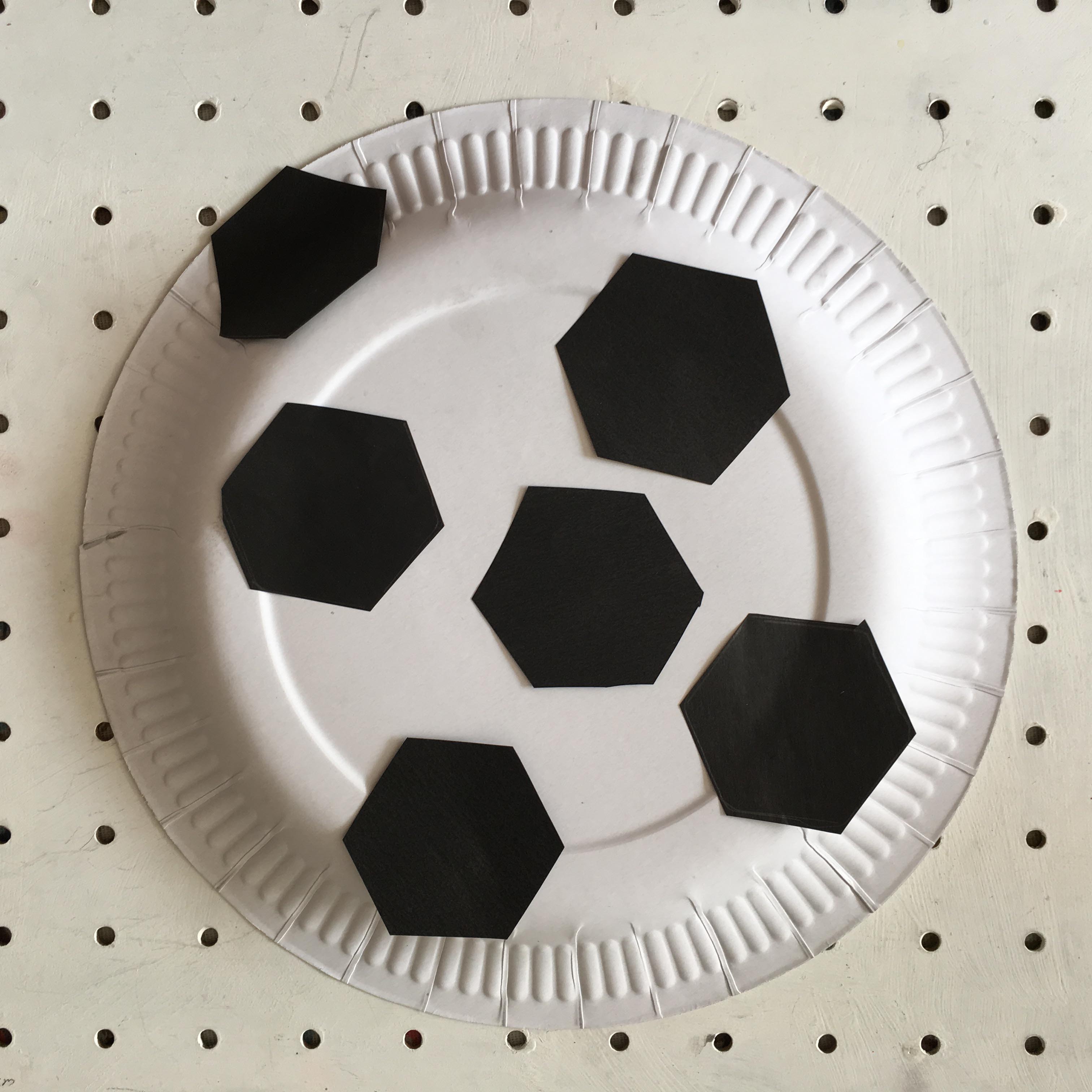 Euro 2016 paper plate football craft for kids thegingerbreadhouse.co.uk