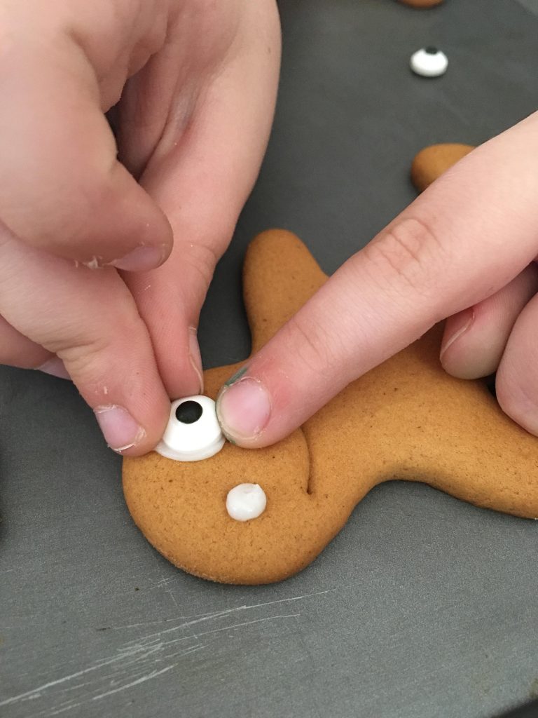 Easy Gingerbread Halloween mummies 