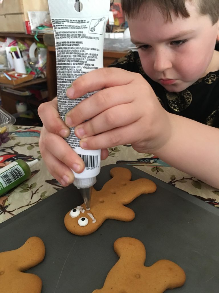 Easy Gingerbread Halloween mummies 