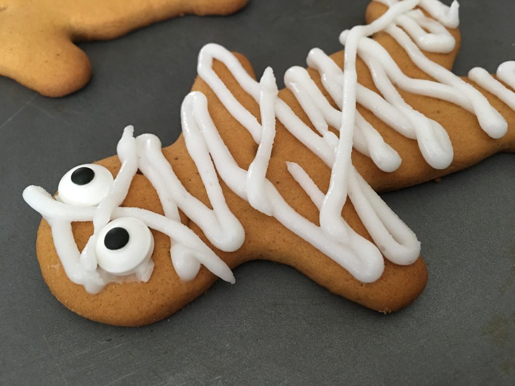 Easy Gingerbread Halloween mummies 