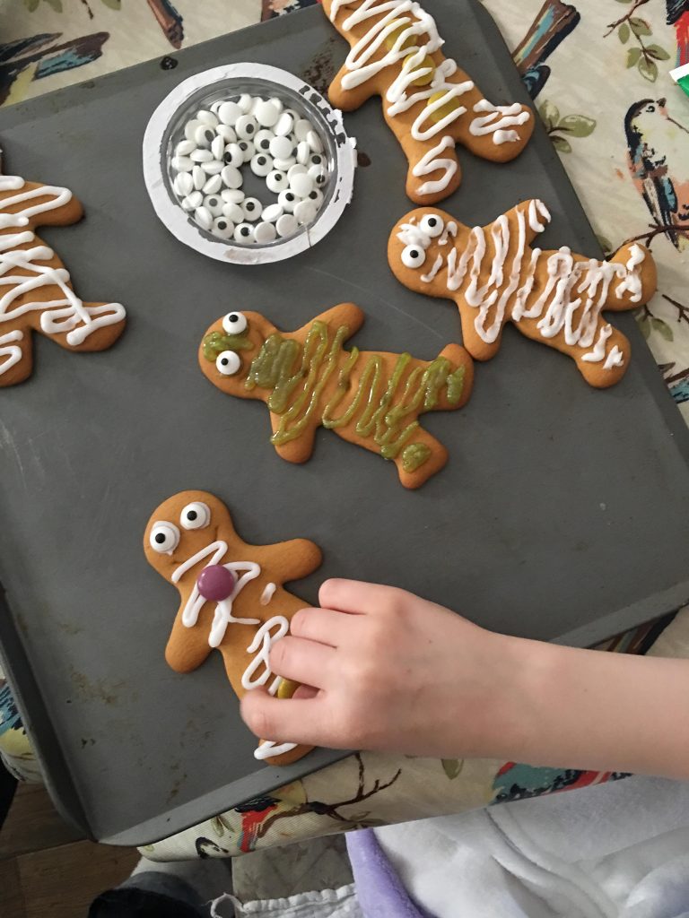 Easy Gingerbread Halloween mummies 