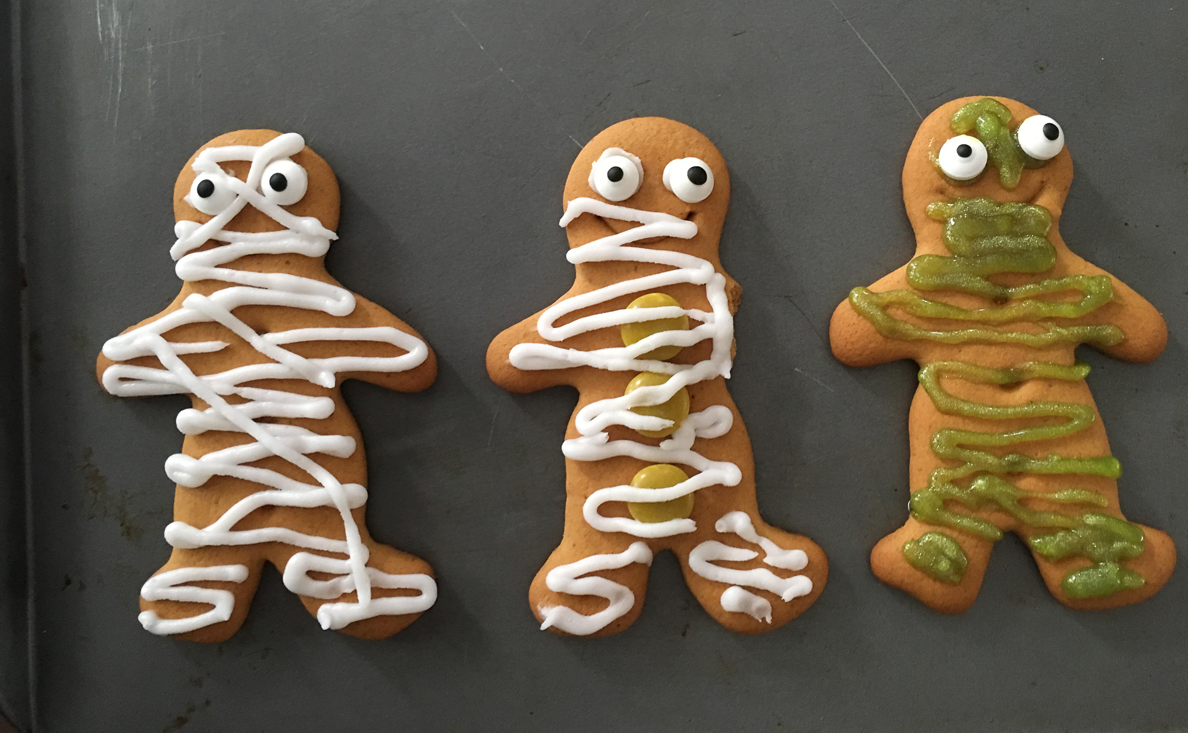 Easy Gingerbread Halloween mummies - the gingerbread house