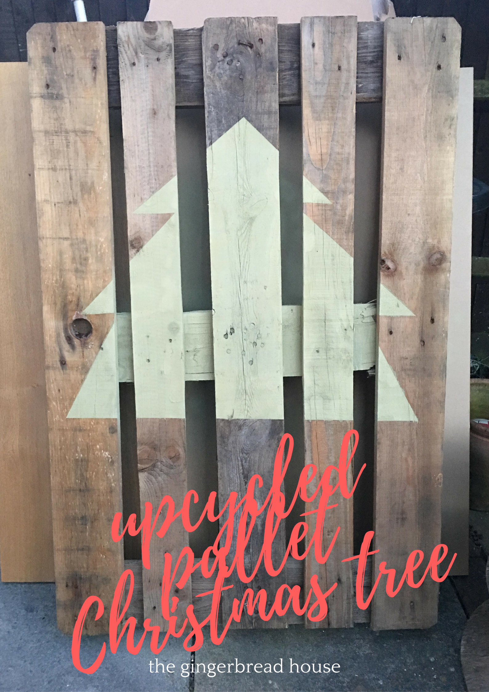 Easy upcycled pallet Christmas tree