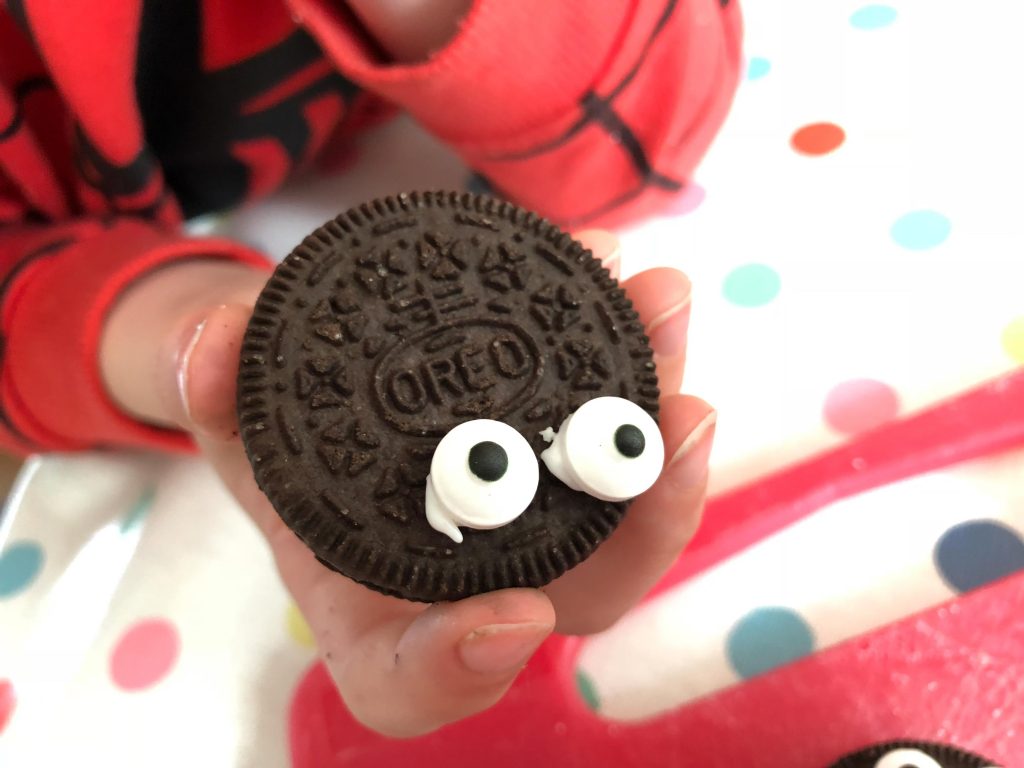 How to make Oreo spider biscuits for Halloween