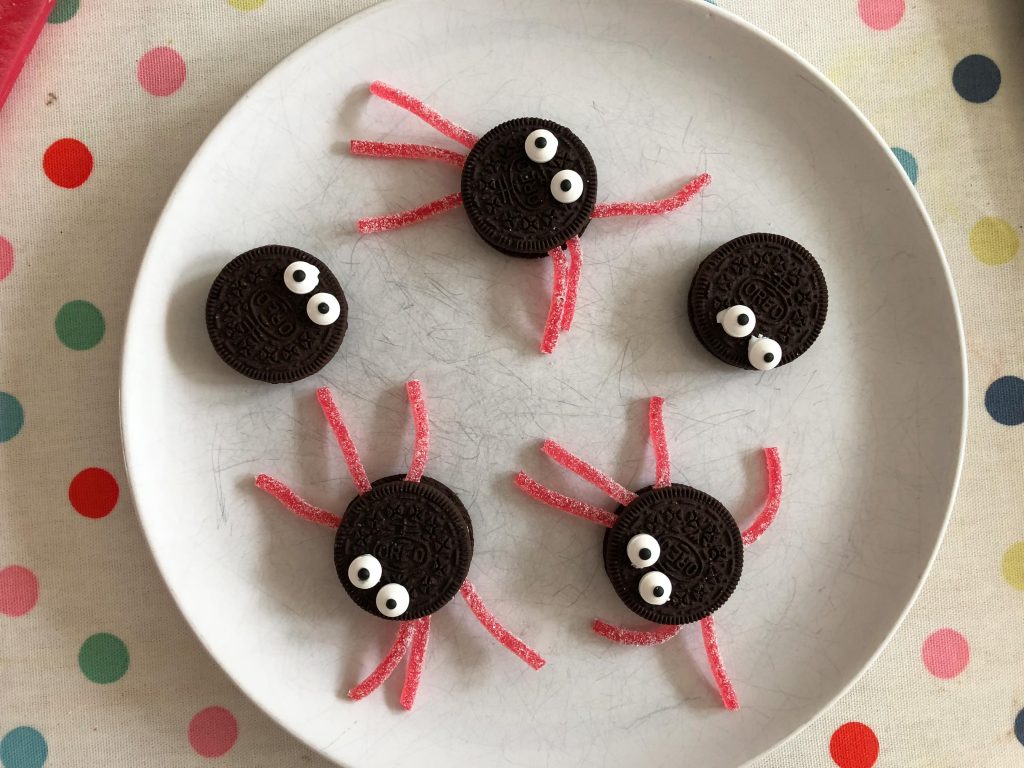 Oreo spider biscuits for Halloween