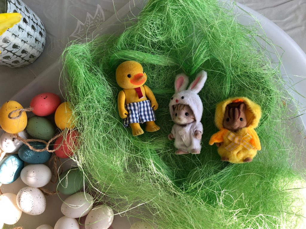 How to set up a Sylvanian Families Spring Sensory tray