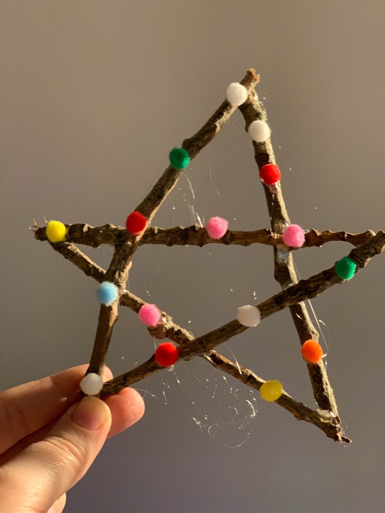 twig star decoration by the gingerbread house blog