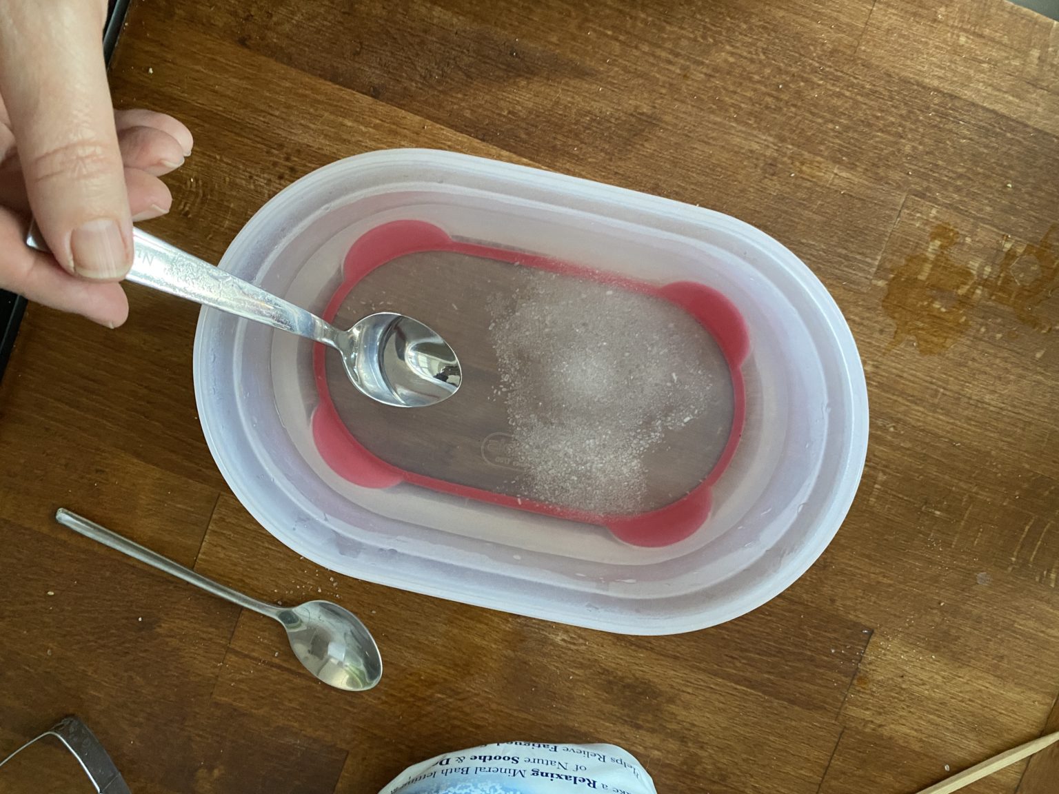 Make Epsom Salt pipe cleaner hearts thegingerbreadhouse.co.uk