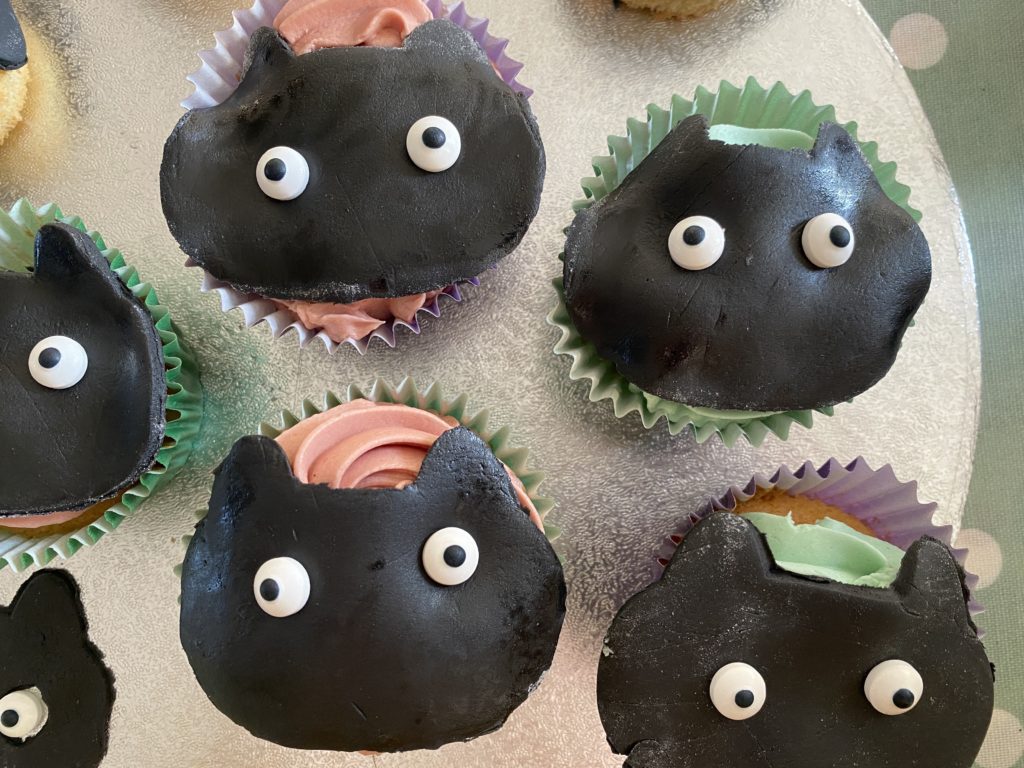 Varjak Paw cupcakes