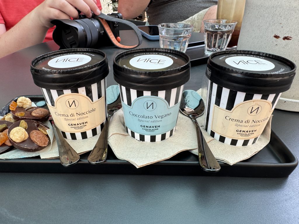 Genaveh ice cream cafe