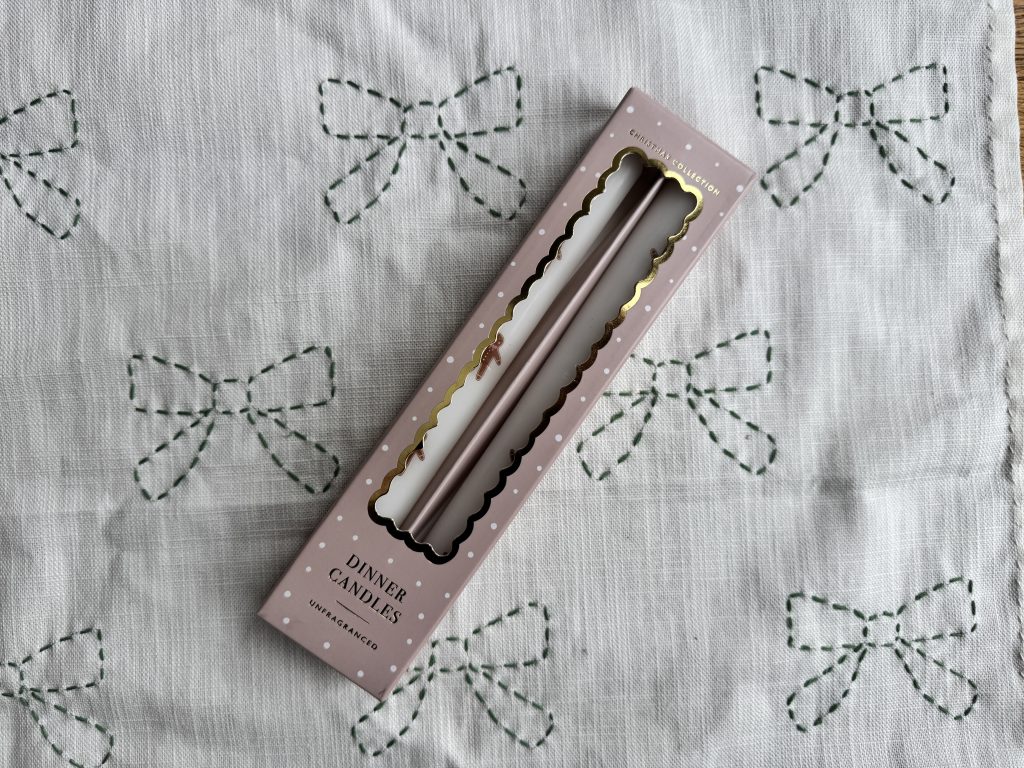 Dinner candles x 2, unfragranced, decorated with mini gingerbread men